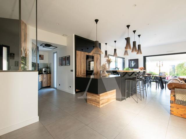 Architecture Contemporaine Maison D'architecte Avec Piscin. 188m² Carbon Blanc