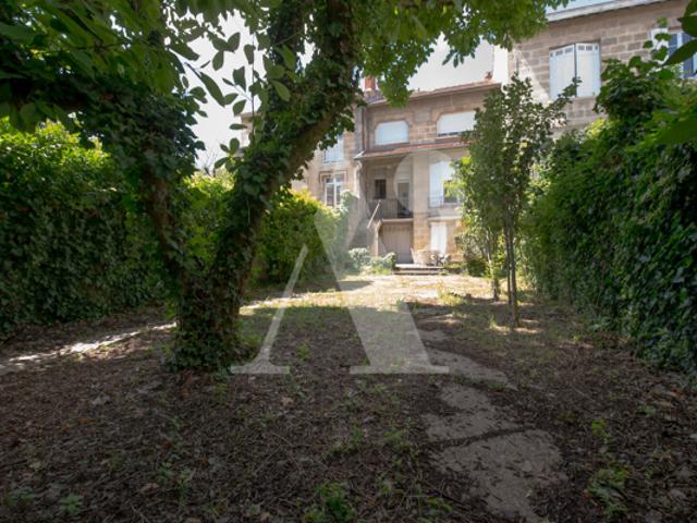 ARCHITECTURE À REVALORISER 1930 Maison famiale à rénover avec jardin et garage