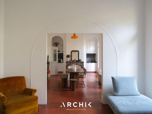 Architecture du XXe siècle, cet immeuble marseillais situé dans le 1er arrondissement abrite en son 2e étage, un appartement traversant de 107 m2, offrant de beaux volumes et une atmosphère chaleureuse