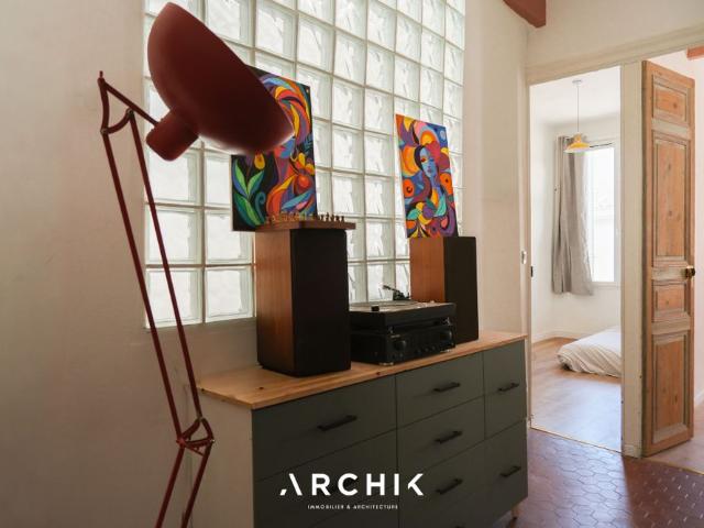 Architecture du XXème siècle, cet immeuble typique marseillais situé à proximité immédiate du Palais Longchamp, abrite en son 3e et dernier étage un appartement traversant de 67 m2, baigné de lumière et empreint de douceur de vivre