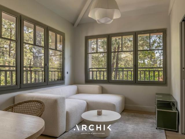 Architecture traditionnelle revisitée dans un esprit Bassin, cette villa de 265 m2 déploie ses volumes sur un remarquable terrain paysager de 1 340 m2 proche des plages et des commerces du Pyla
