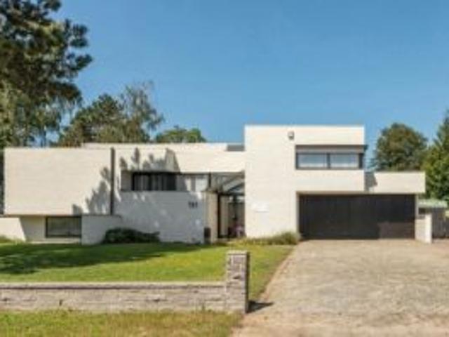 Architectenwoning met zwembad en praktijk/kantoor aan huis