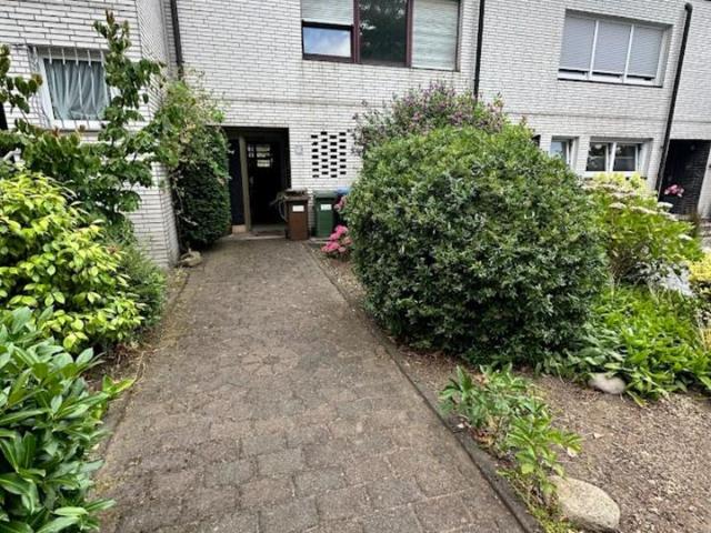 Split Level Reihenmittelhaus mit Garten und Garage