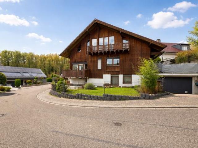 Architektonisch besondere Doppelhaushälfte mit viel Holz & versetzten Ebenen