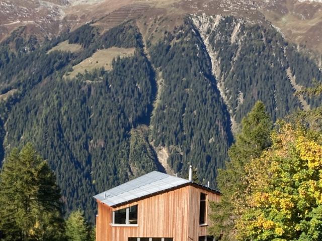 Architektonisch herausragendes Einfamilienhaus an erstklassiger Panoramalage in den Schweizer Alpen ein Zweitwohnsitz mit Wohnkomfort und Weitblick