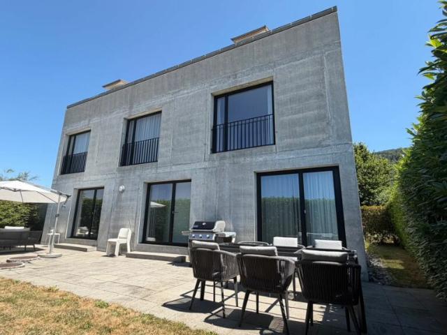 Architektonisches 5.5 Zimmer Designerhaus mit Loftcharakter und weitläufiger Blick ins Grüne