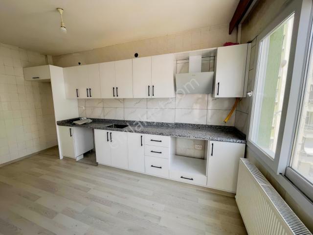 Arda'dan Mersin Mezitli Menderes'de Doğalgazlı Kiralık 3+1