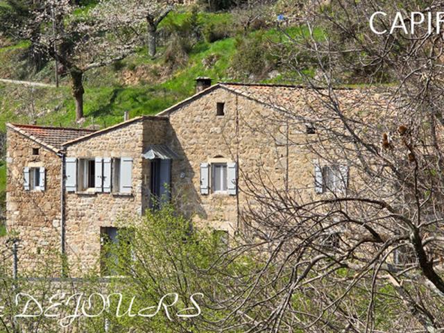 Ardèche, proche de la vallée de la Glueyre, amoureux de la nature et du calme, maison en pièrres à rénover avec terrains attenants et une source