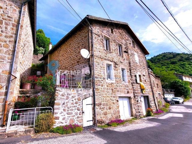 Ardèche 07 A vendre Le Chambon Appartement T3bis dans maison de Village très propre, garage, plus annexe