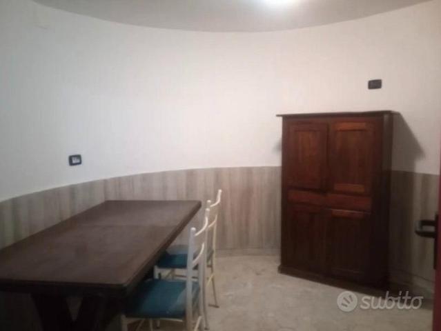 Ardea trilocale arredato condominio incluso