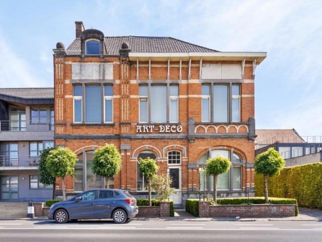 Ardooie, Historische directeurswoning van de voormalige olieslagerij Baert. Deze unieke woning heeft maar liefst 400 m² leefruim