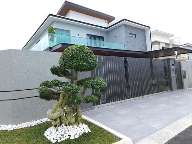 Area Salak Tinggi Bungalow House with land75x1005Bed 6BathNego