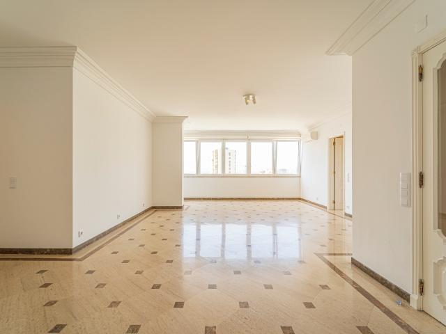 Areeiro Praça Bernardo Santareno T3 com 150m2 remodelado e equipado com vistas incríveis 1 lugar de garagem