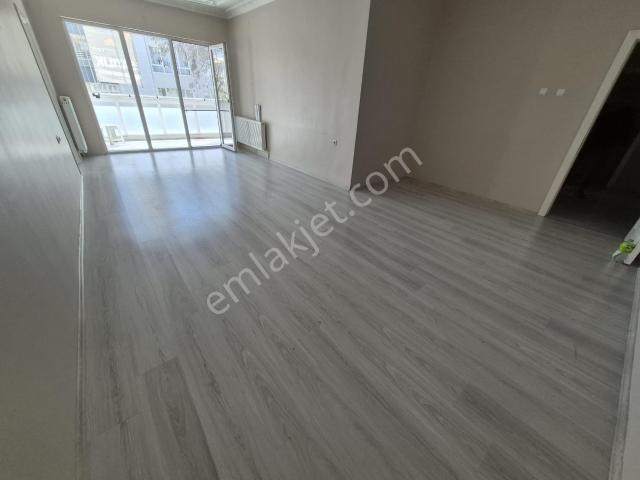 Arel'den Bahçelievler 35 Sk.ta 1 Kat Köşe Konumda Çift Balkon Geniş 3+1