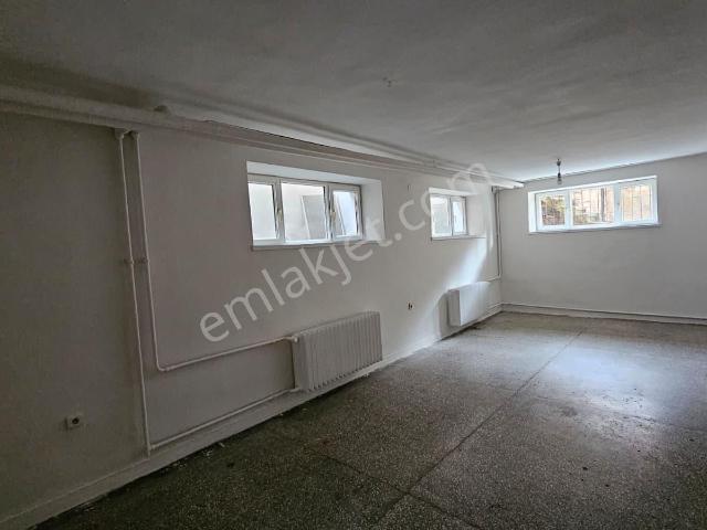 Arel'den Gençlik Cadde Üstü Kot 1'de Geniş M.ısıtma 2+1 Daire