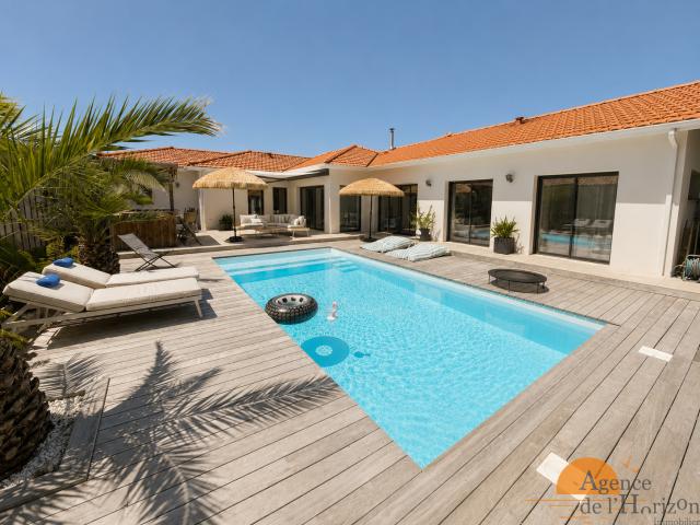 ARÈS SUPERBE VILLA CONTEMPORAINE AVEC PISCINE ET DEPENDANCE