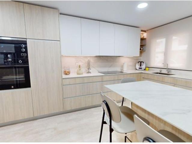 ARGANCE INMOBILIARIA presenta este EXCLUSIVO CHALET ADOSADO en la zona de El Pastel, de 349 m2 const