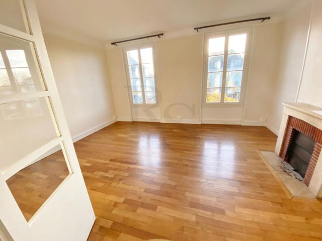 ARGENTAN Dans trés bel immeuble de reconstruction F3 de 73 m²