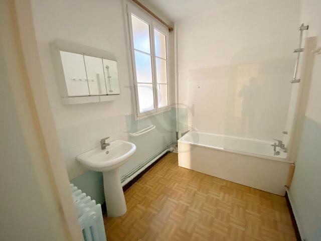 ARGENTAN Dans trés bel immeuble de reconstruction F3 de 73 m²