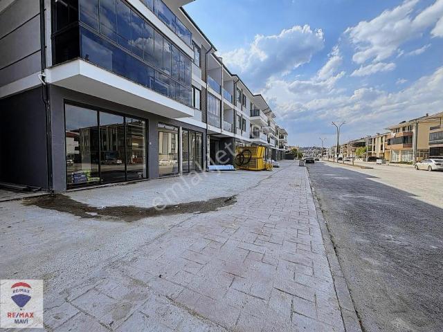 Arifiyede 100 M² Geniş Kullanımlı Merkezi Konumda Dükkan