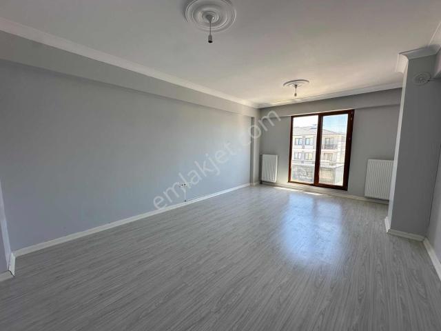 Arifiye'de Kiralık 3+1 Ebeveyn Banyolu Cam Balkonlu Daire