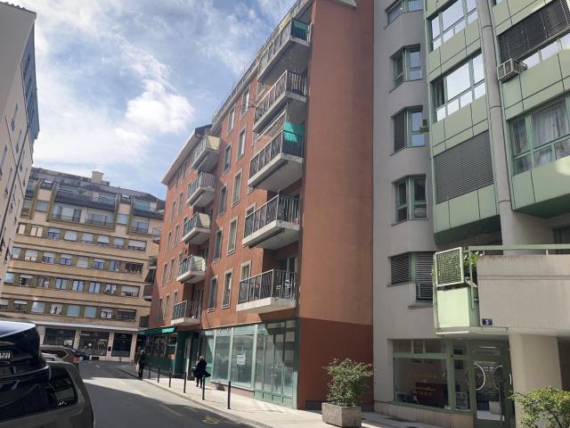 Arkade von etwa 286 m² im Erdgeschoss mit großem Fenster