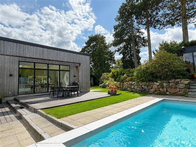 Arkitekttegnet familievilla med pool, sauna og anneks i naturskønne Hareskovby, Værløse, København