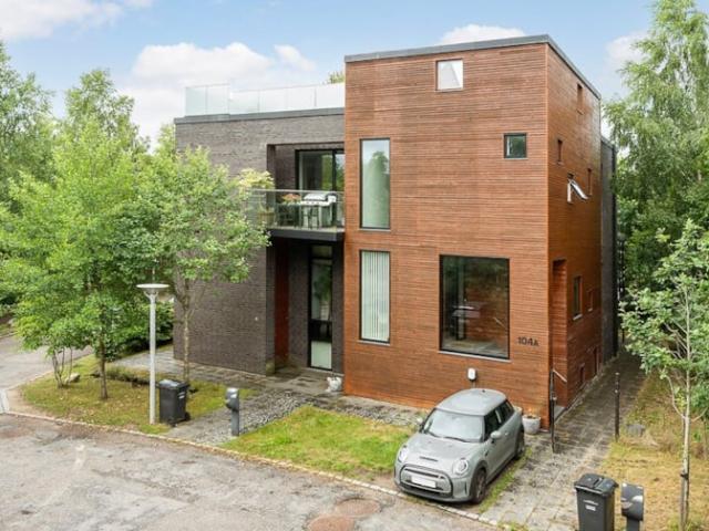 Arkitekttegnet kvalitet med eksklusive materialer, fire værelser og en imponerende tagterrasse på 50 m²