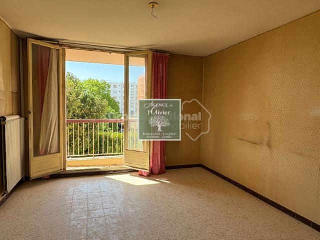 ARLES. Appartement T3 à rénover