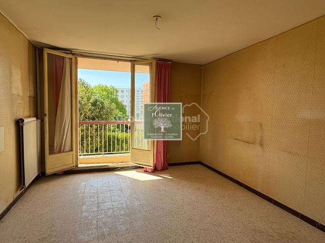 ARLES. Appartement T3 à rénover