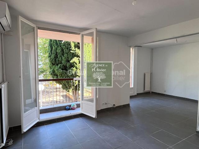 ARLES. Appartement T4 avec balcon