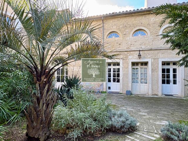 ARLES. Appartement dans un hôtel particulier