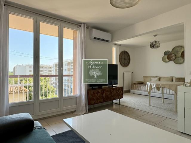 ARLES. Appartement en parfait état avec cave et parking