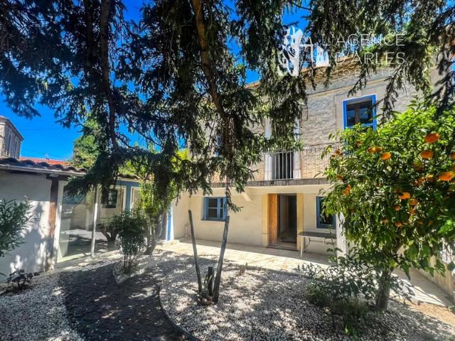 Arles Chabourlet – Maison en pierre avec jardin arboré et garage