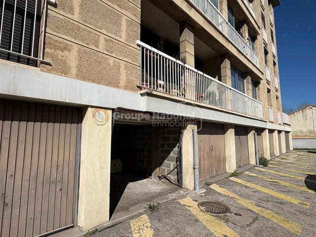 ARLES. Garage proche centre historique