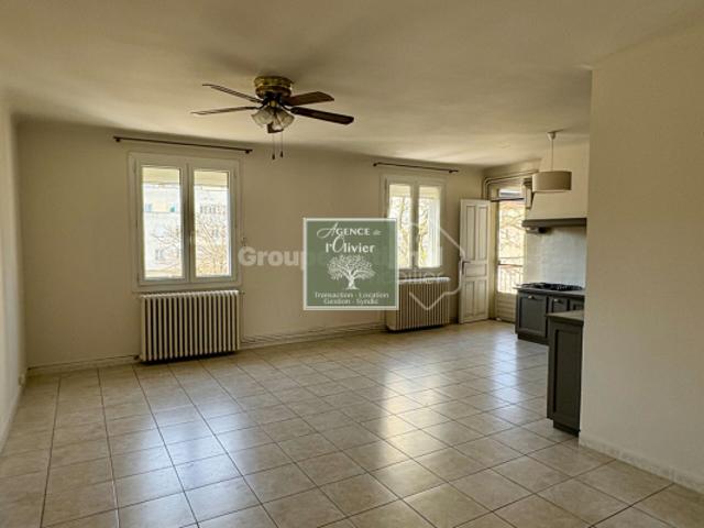 ARLES. Grand appartement Trinquetaille