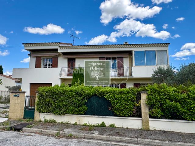 ARLES. Grande maison avec jardin