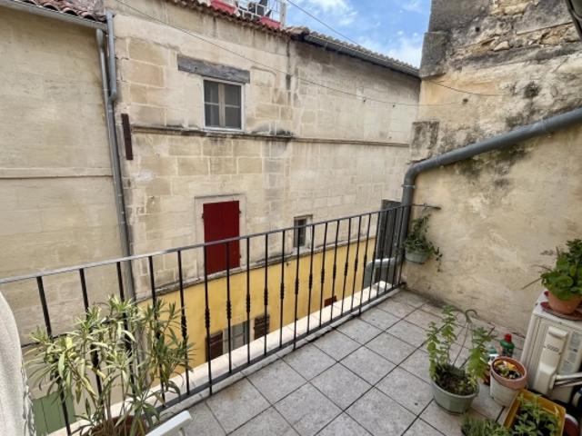 ARLES – LA ROQUETTE – CHARMANTE MAISON DE VILLE AVEC TERRASSE – INVESTISSEMENT LOCATIF