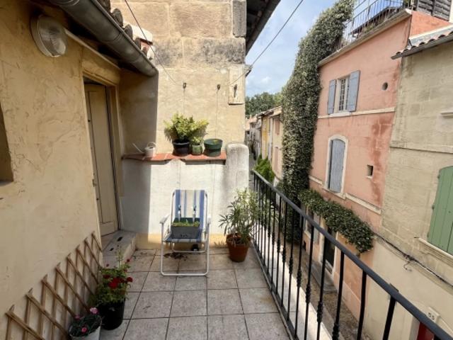 ARLES – LA ROQUETTE – CHARMANTE MAISON DE VILLE AVEC TERRASSE – INVESTISSEMENT LOCATIF