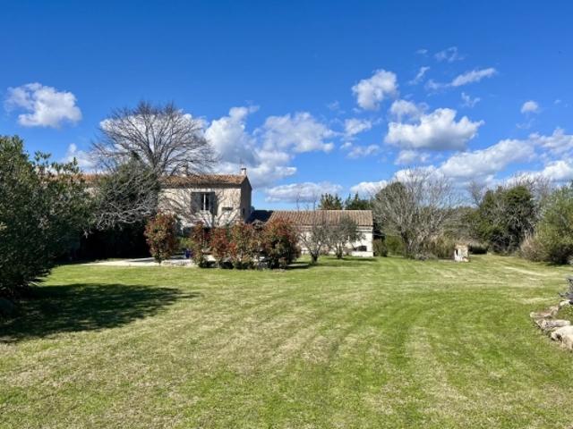 ? ARLES – Maison à la campagne avec piscine et grand jardin ?