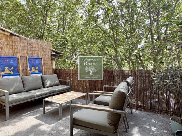ARLES. Maison de ville avec terrasse