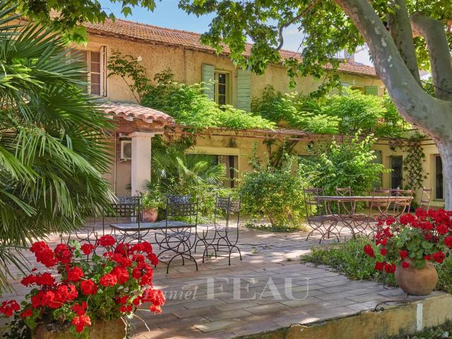 Arles Mas authentique 805m² Fourques