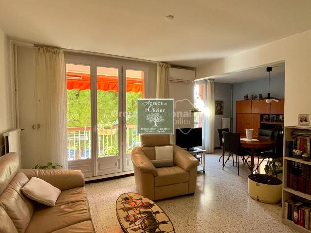 ARLES. Spacieux appartement T4