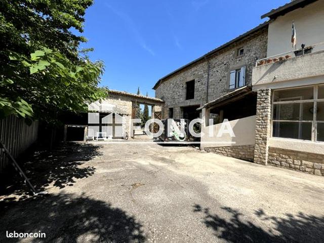 Arpaillargues Propriété composée de 3 appartements TYPE 3 LOUES + Grange de 220M2 à aménager