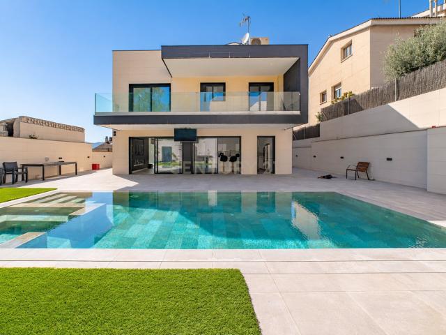 Arquitectura, diseño y privacidad: Impresionante villa contemporánea con piscina privada y vistas abiertas a Barcelona