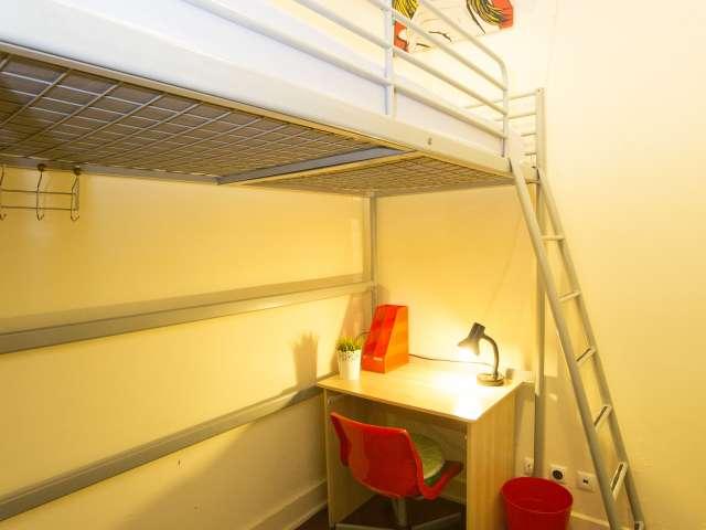 Arrumo quarto para alugar em apartamento de 6 quartos no Barrio Alto