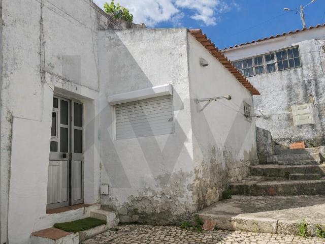 Arrecadação transformada em moradia com 2 quartos