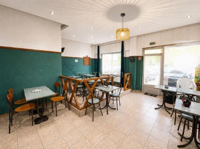 Arrenda Loja com Café em Queluz Sintra