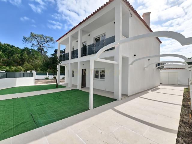 Arrenda se na Aroeira Moradia T4 remodelada com amplo jardim e garagem – conforto, natureza e localização estratégica