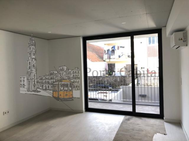 Arrenda se apartamento T2 na cidade do Porto, perto de São Lázaro. Edifício novo no coração do Porto, com elevador  Localização agradável, arejada e central